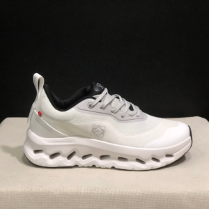 Cloudtilt Loewe - White and Black