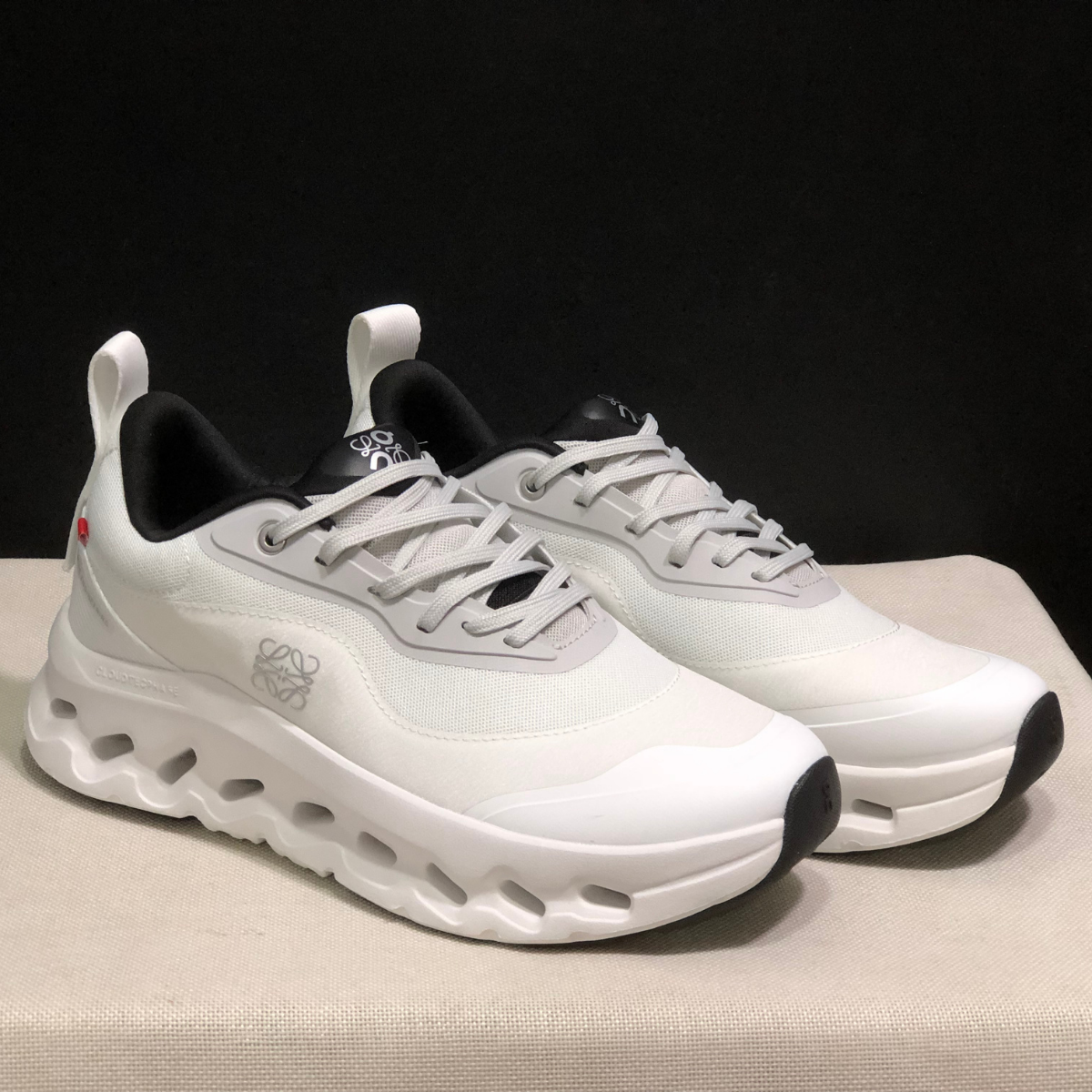 Cloudtilt Loewe - White and Black – Image 2