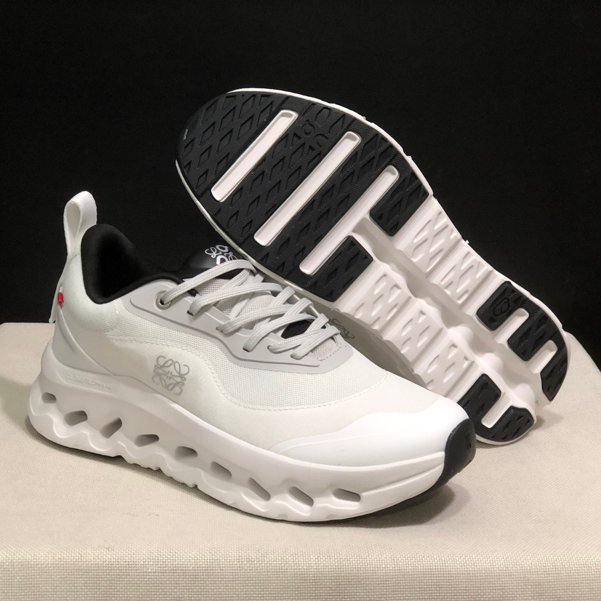 Cloudtilt Loewe - White and Black – Image 5