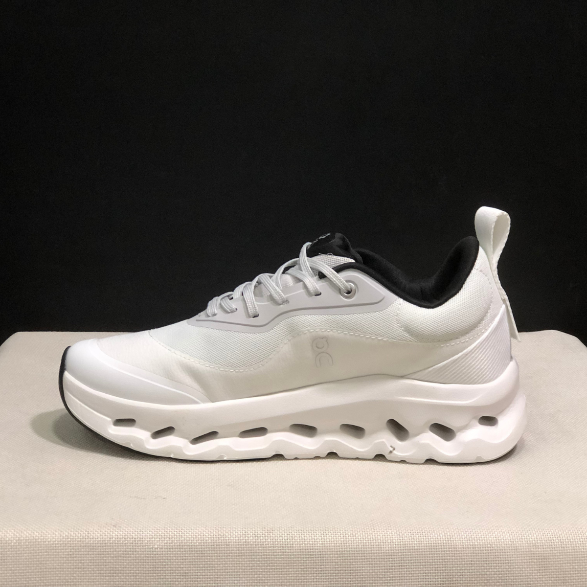 Cloudtilt Loewe - White and Black – Image 4